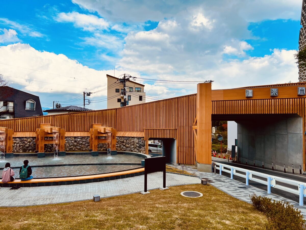 草津温泉 新しい観光名所「温泉門」とは?見どころや周辺のカフェやお土産店も紹介!